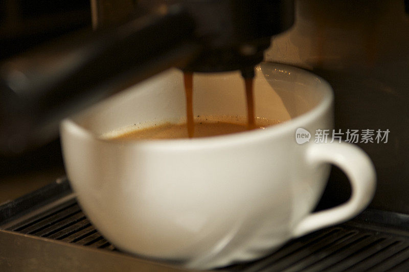 卡布奇诺咖啡/ /表达/牛奶/ pouring / caffeine